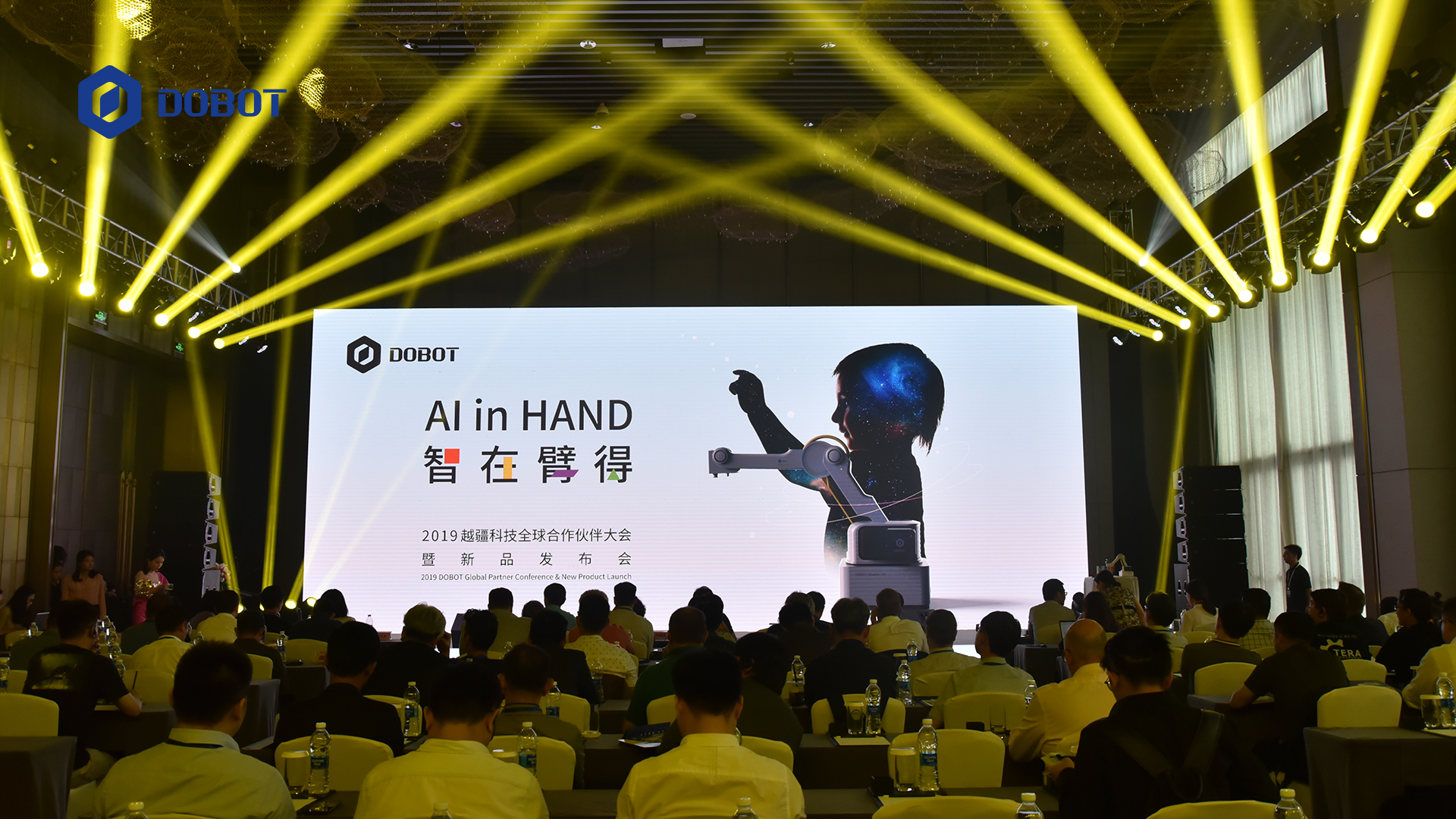 越疆发布新品教育机械臂，打造全龄段 AI 教育人才培养体系