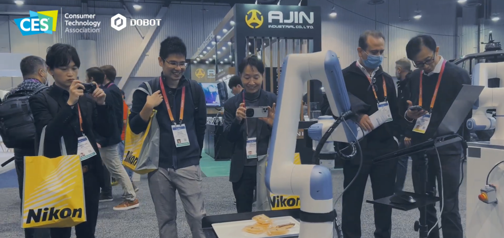 越疆 Nova 机器人亮相美国 CES 大受欢迎，加速商业服务新应用